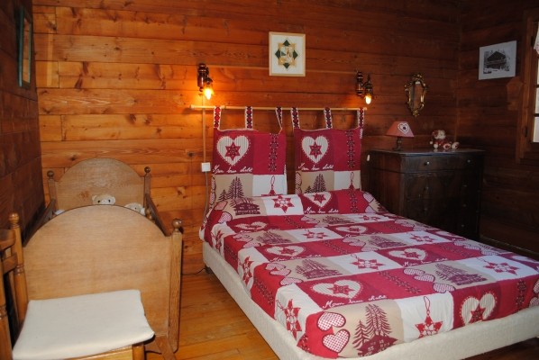 chambre 1 lit en 140 et lit de bébé exposé est