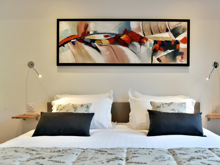 Chambre indépendante pour 2 personnes (grand lit 180 cm) avec dressing. Situé côté cour, vous dormirez dans le plus grand calme.