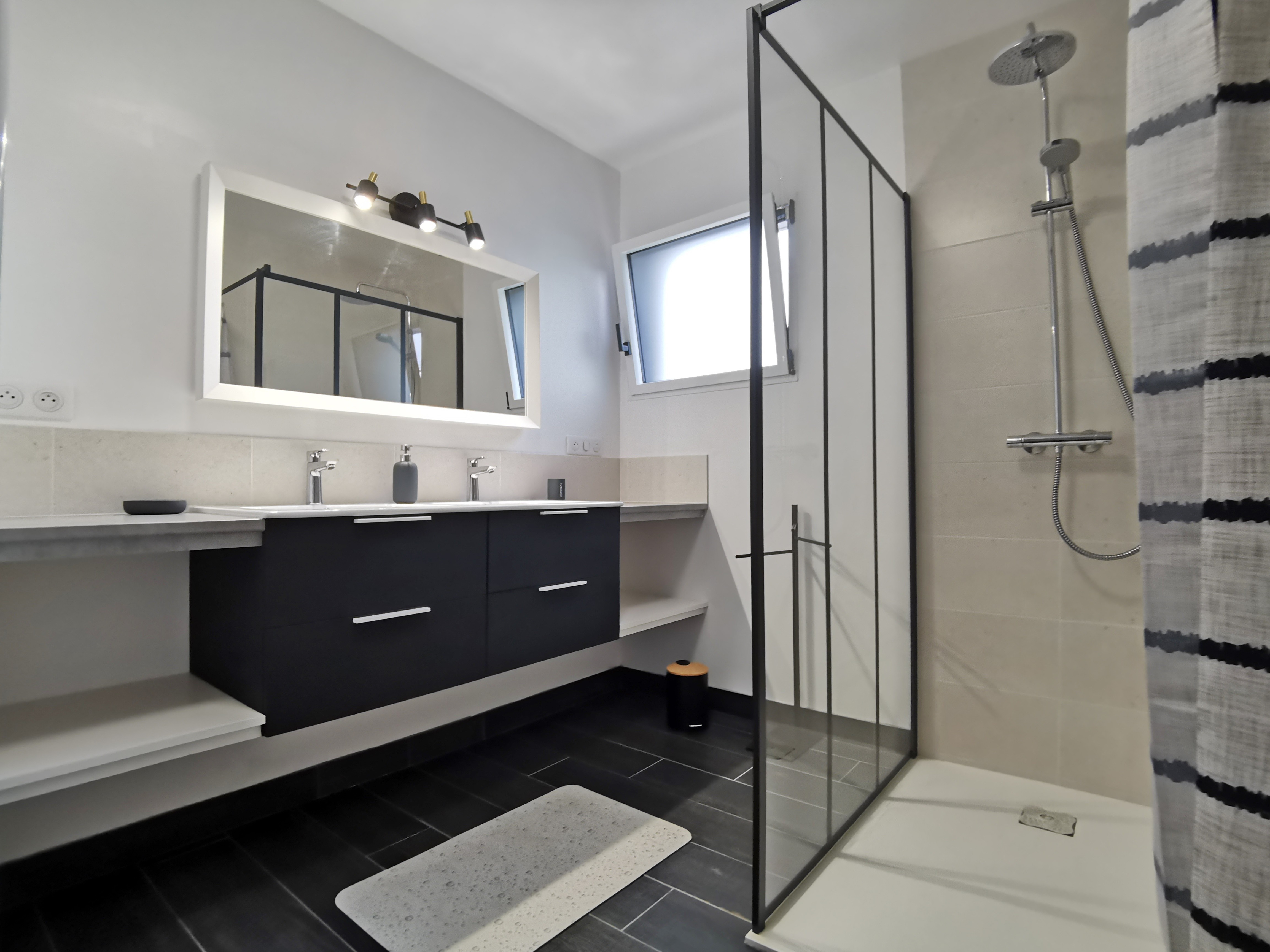Ground floor: Bathroom with shower and bath
