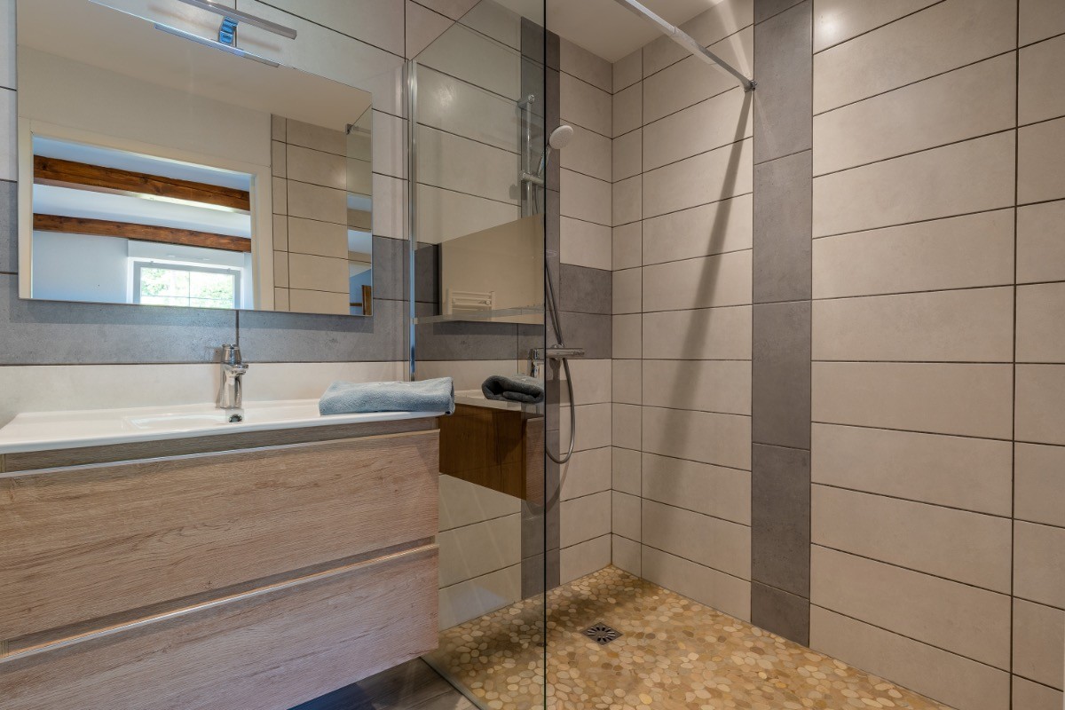 Salle d'eau, accès direct par la chambre
Machine à laver