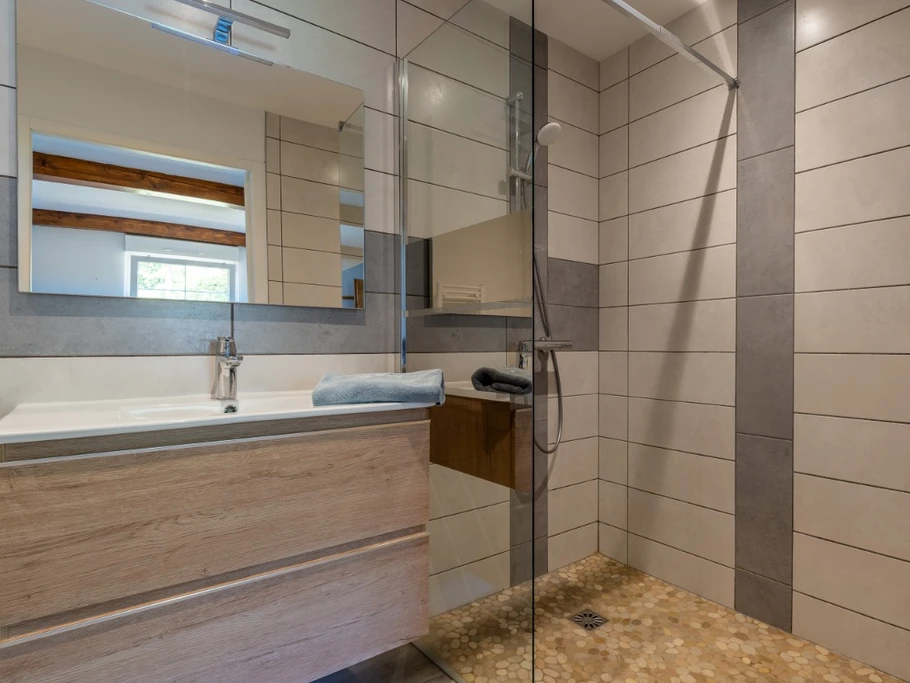 Salle d'eau, accès direct par la chambre
Machine à laver