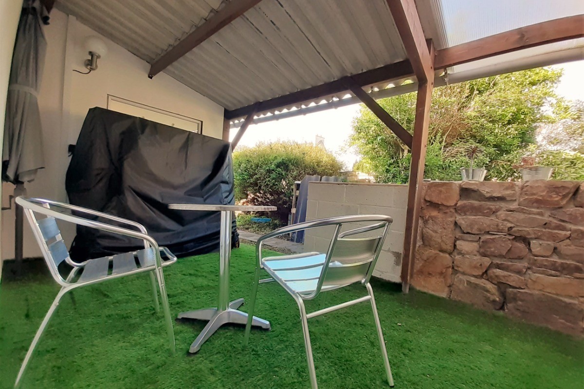 terrasse arrière abritée (et table de ping pong)
