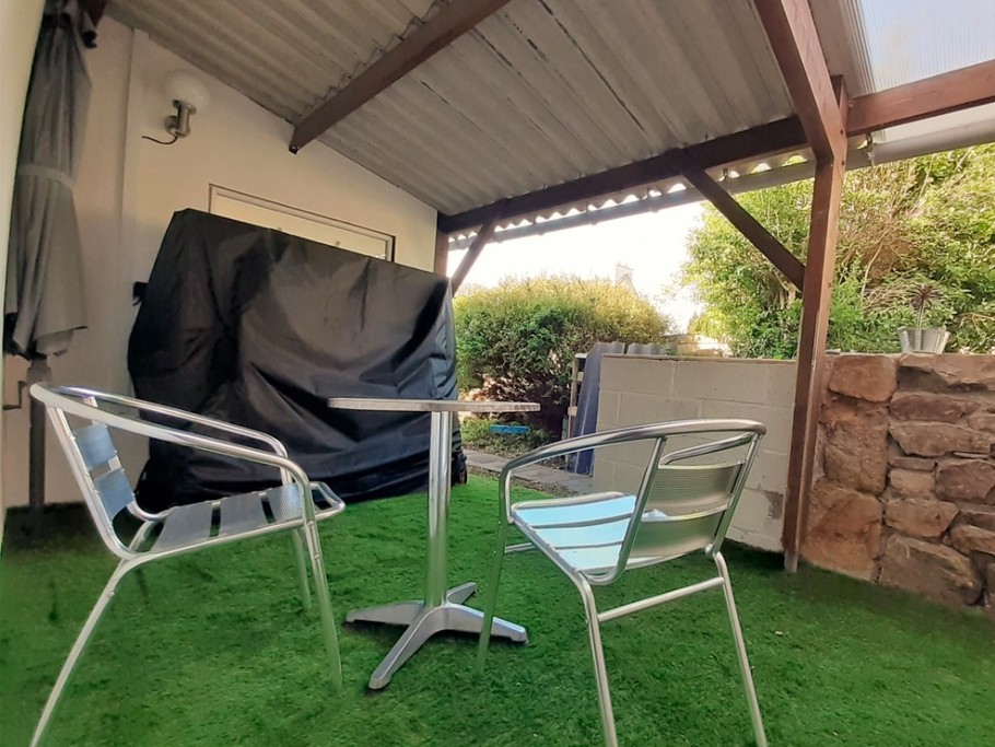 terrasse arrière abritée (et table de ping pong)
