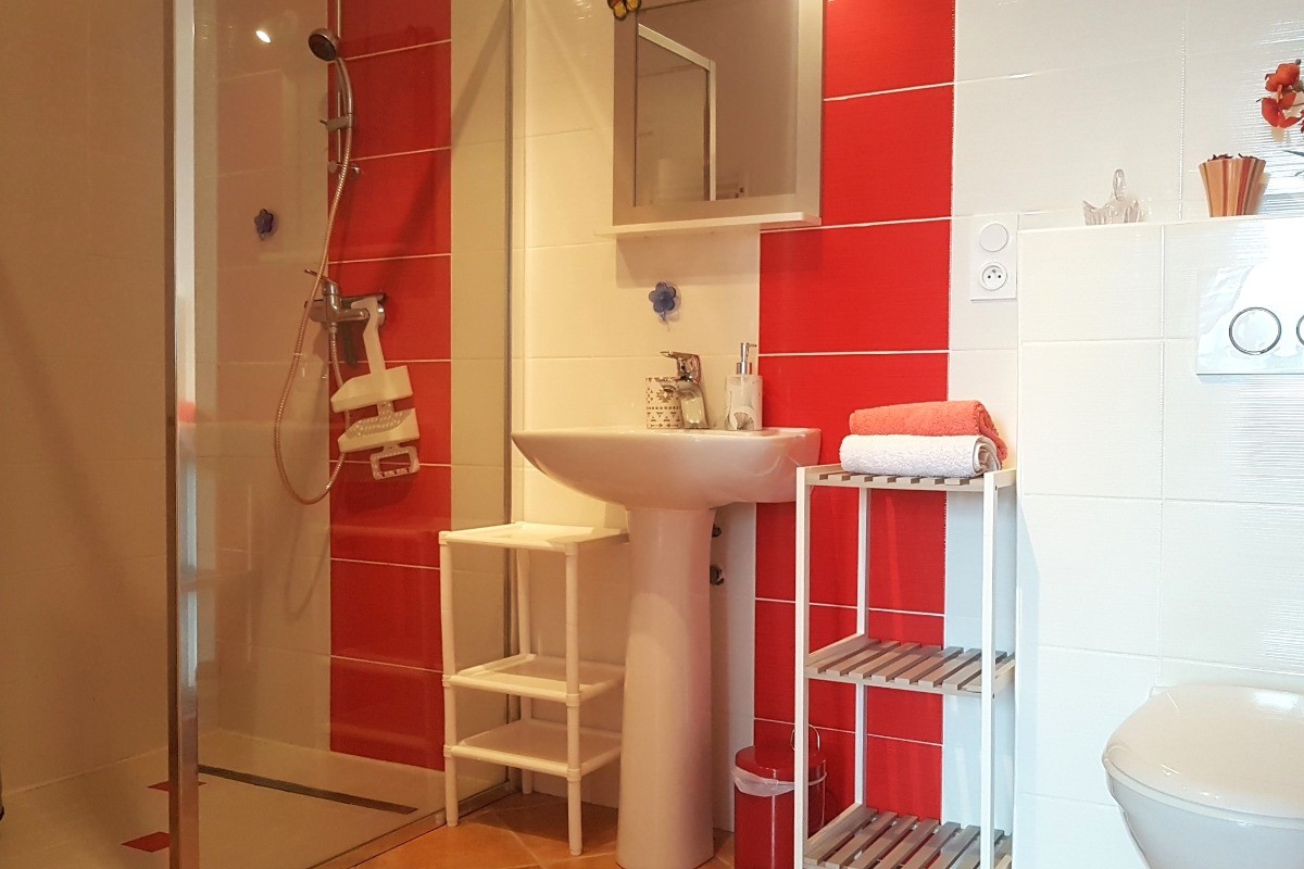 Salle d'eau accessible aux personnes à mobilité réduite.