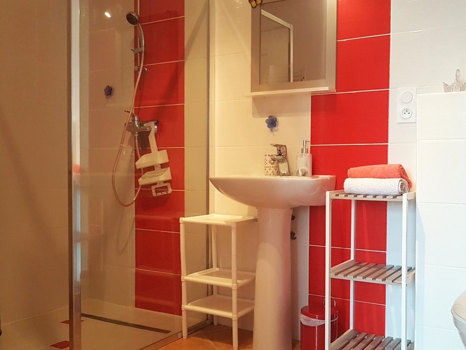 Salle d'eau accessible aux personnes à mobilité réduite.
