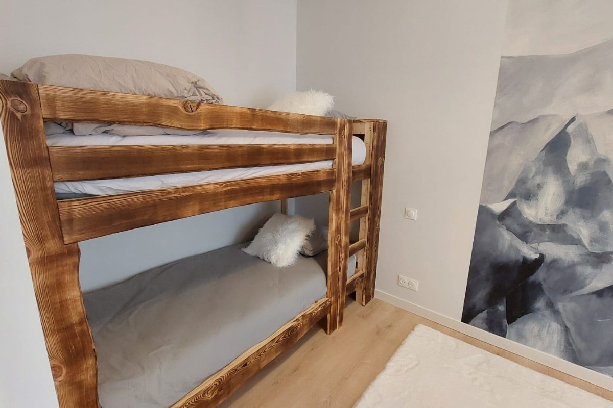 Détails déco esprit montagne dans la chambre principale cocooning