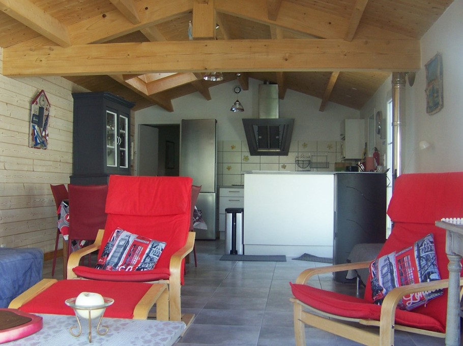 coin repos avec cuisine dans le fond. LA VAGUE OCEANE OLERONAISE en Charente maritime