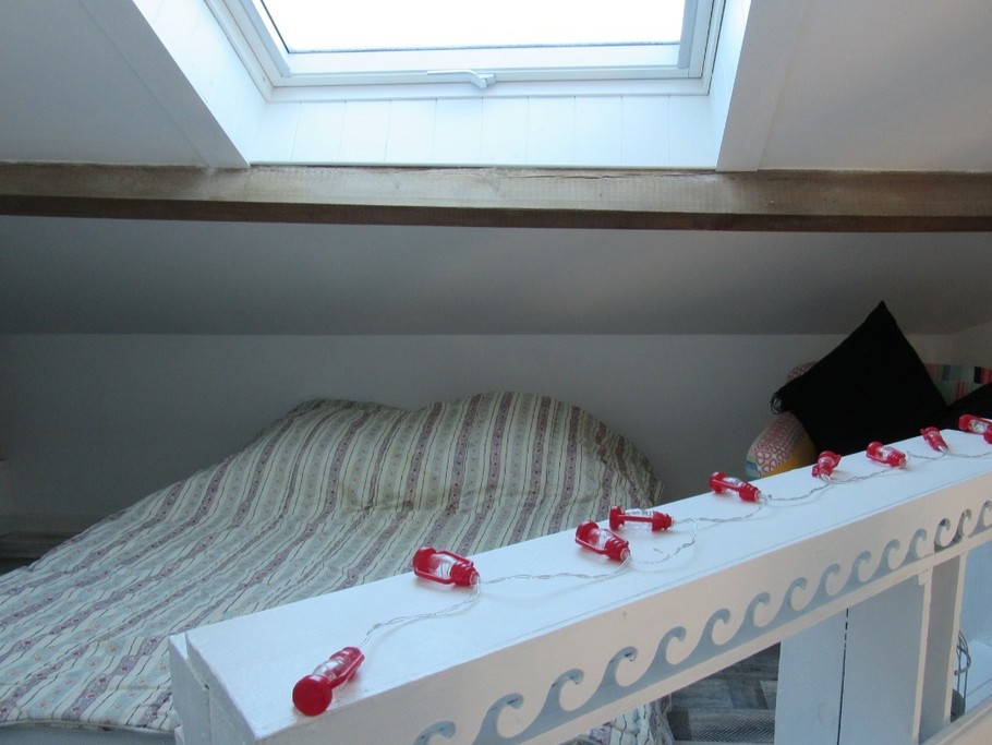1 chambre en mansarde 1 lit 140x190