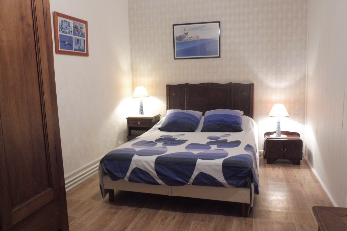Chambre lit en 140 . 
Literie d'excellente qualité