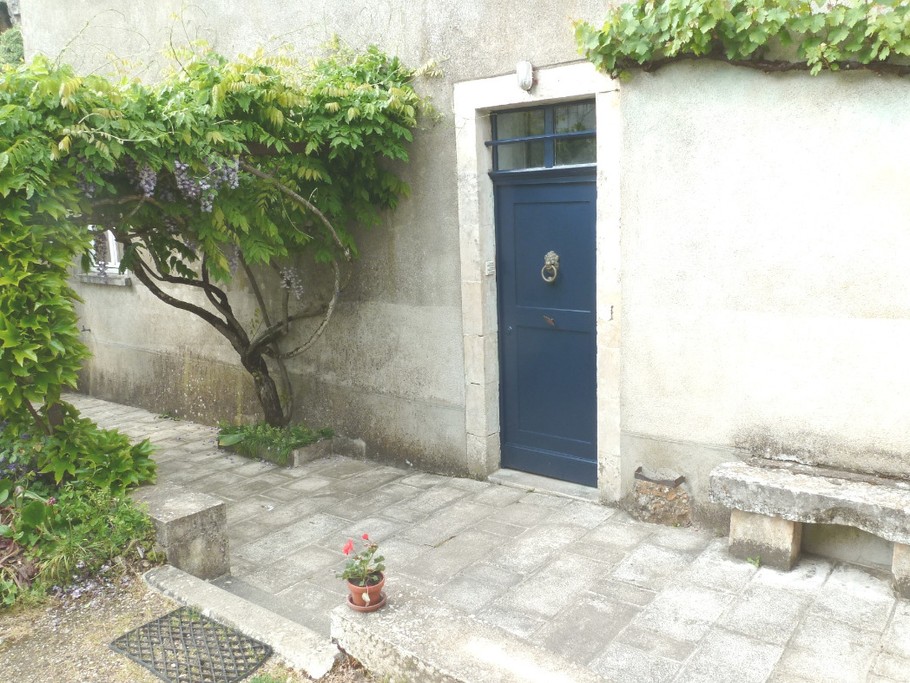 accès à la maison depuis la cour