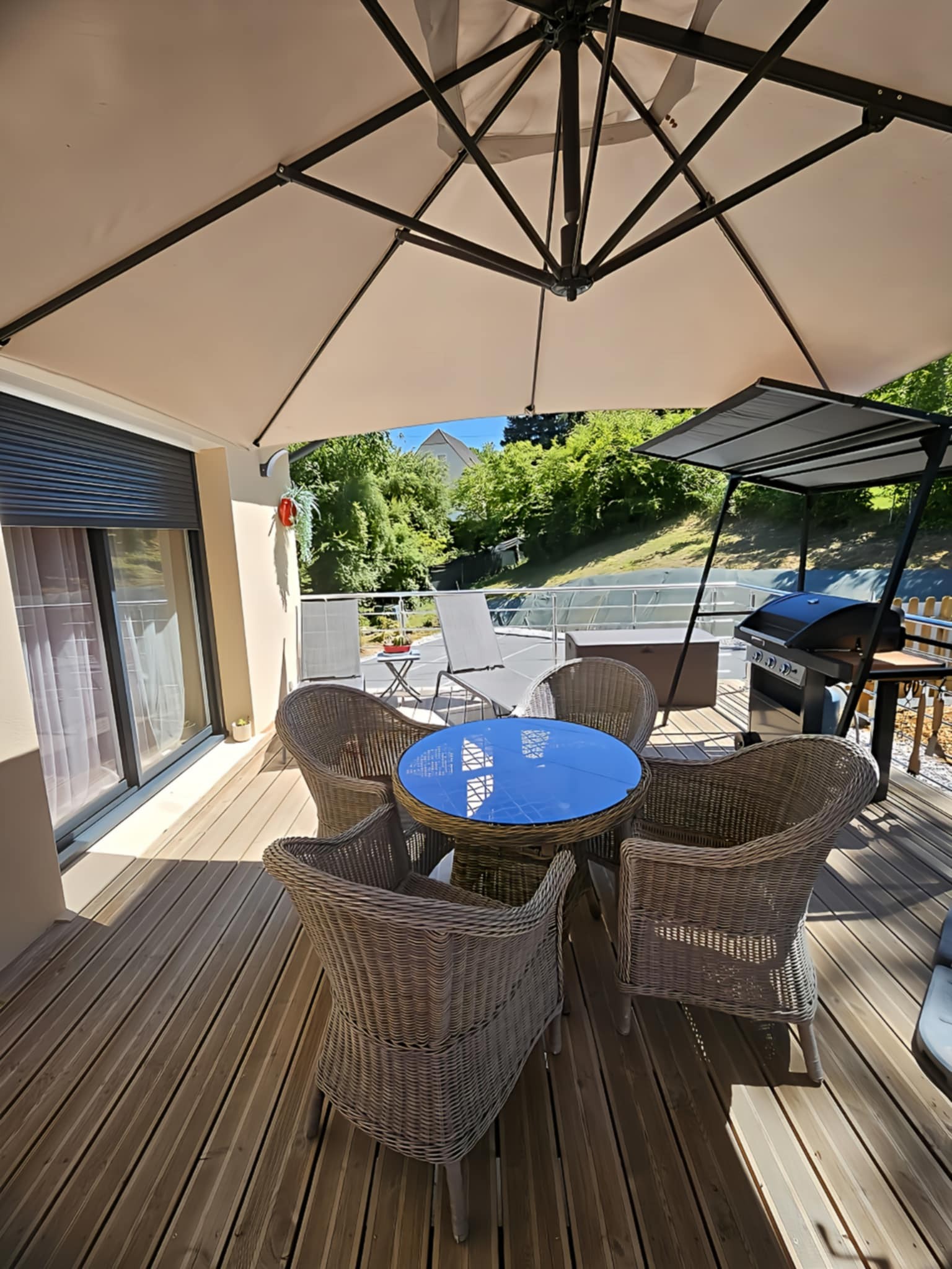 Terrasse extérieure avec barbecue