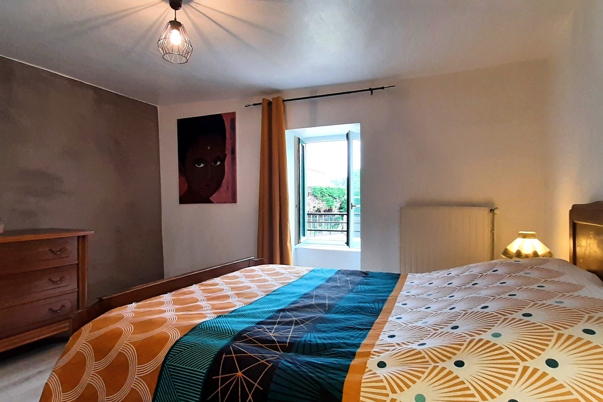 Chambre 2 : 1 lit 2 pers. en 140 cm x 190 cm.