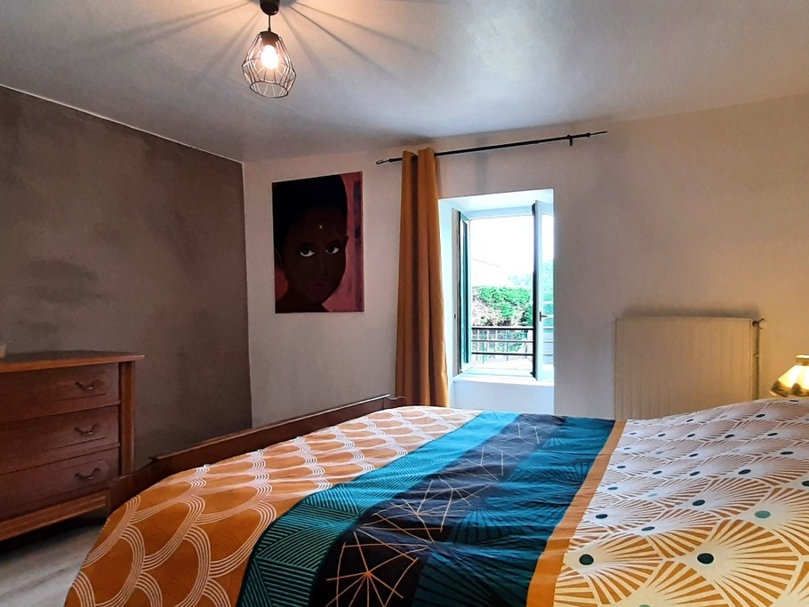 Chambre 2 : 1 lit 2 pers. en 140 cm x 190 cm.