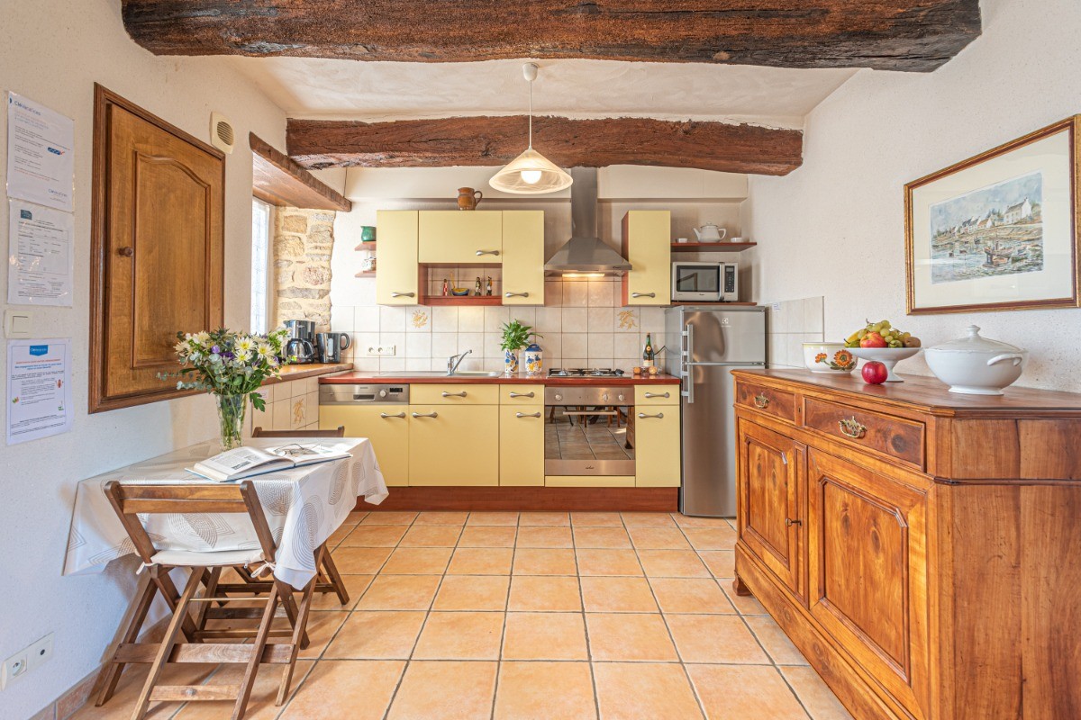 TY AR MEN: Cuisine parfaitement équipée, ouverte sur séjour salon, vous permettant de cuisiner comme à la maison, si vous le souhaitez