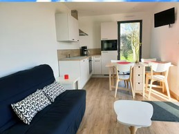 Pièce de vie lumineuse et agréable avec cuisine équipée et aménagée