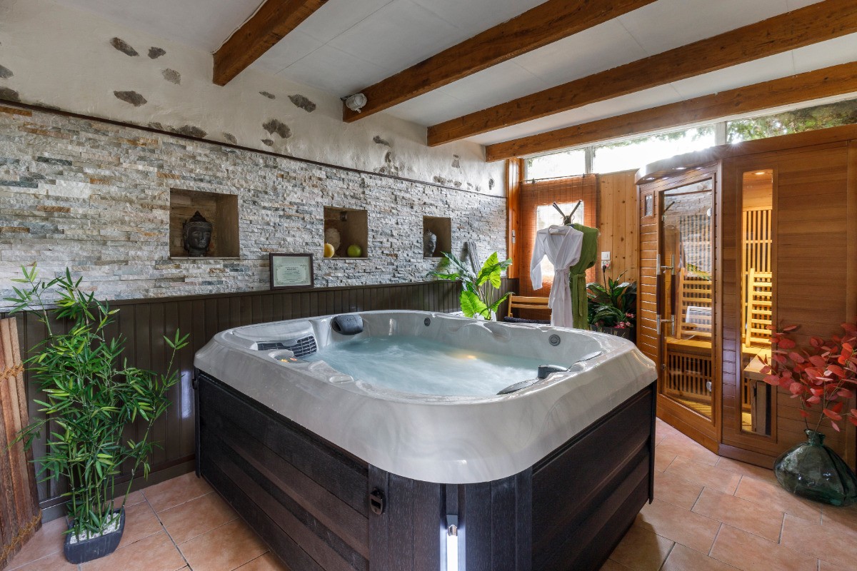 Espace détente avec spa et sauna