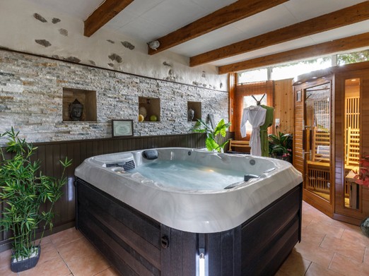 Espace détente avec spa et sauna