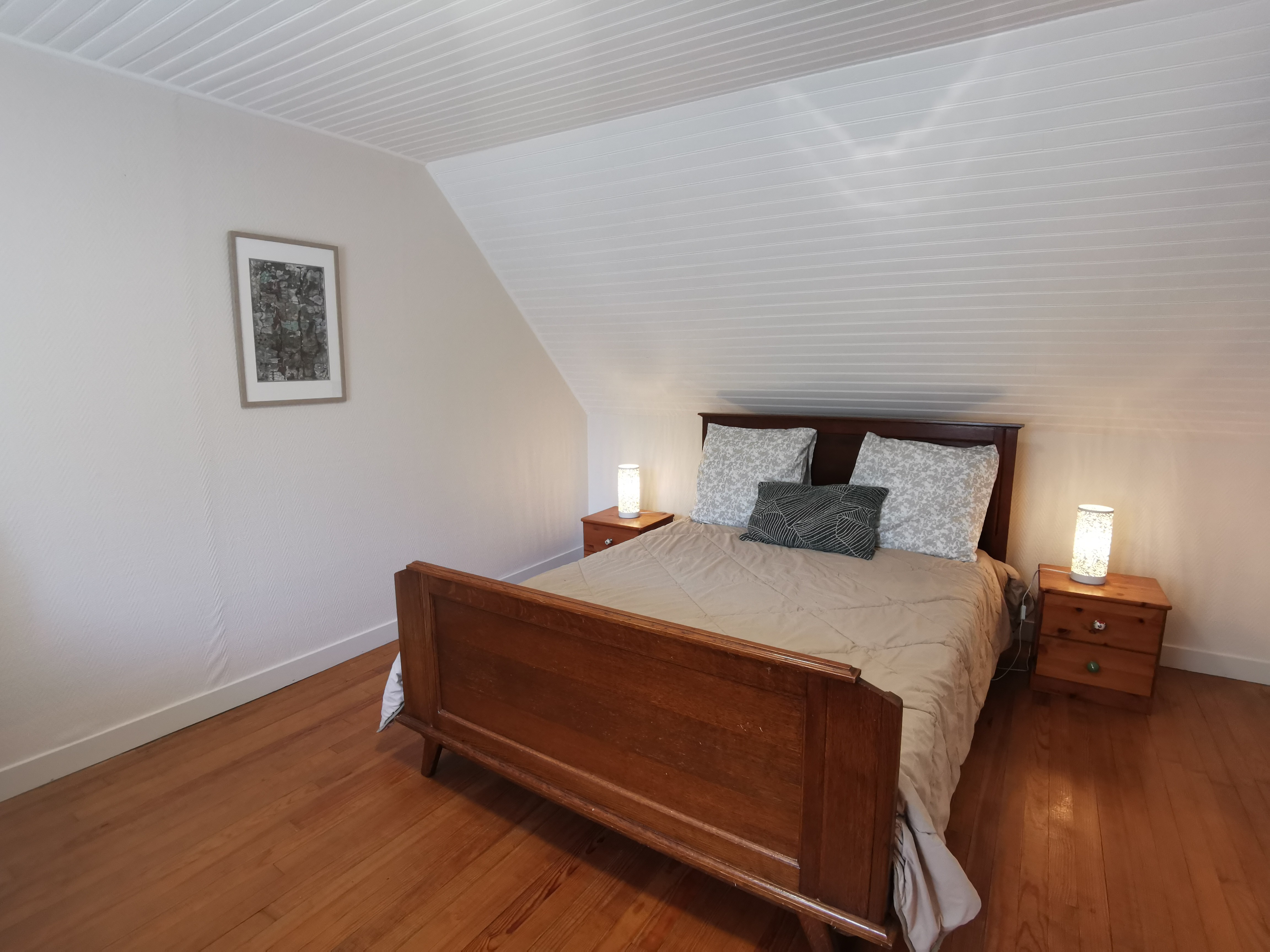 A second bedroom with a double bed (140cm) and a single bed (90cm)