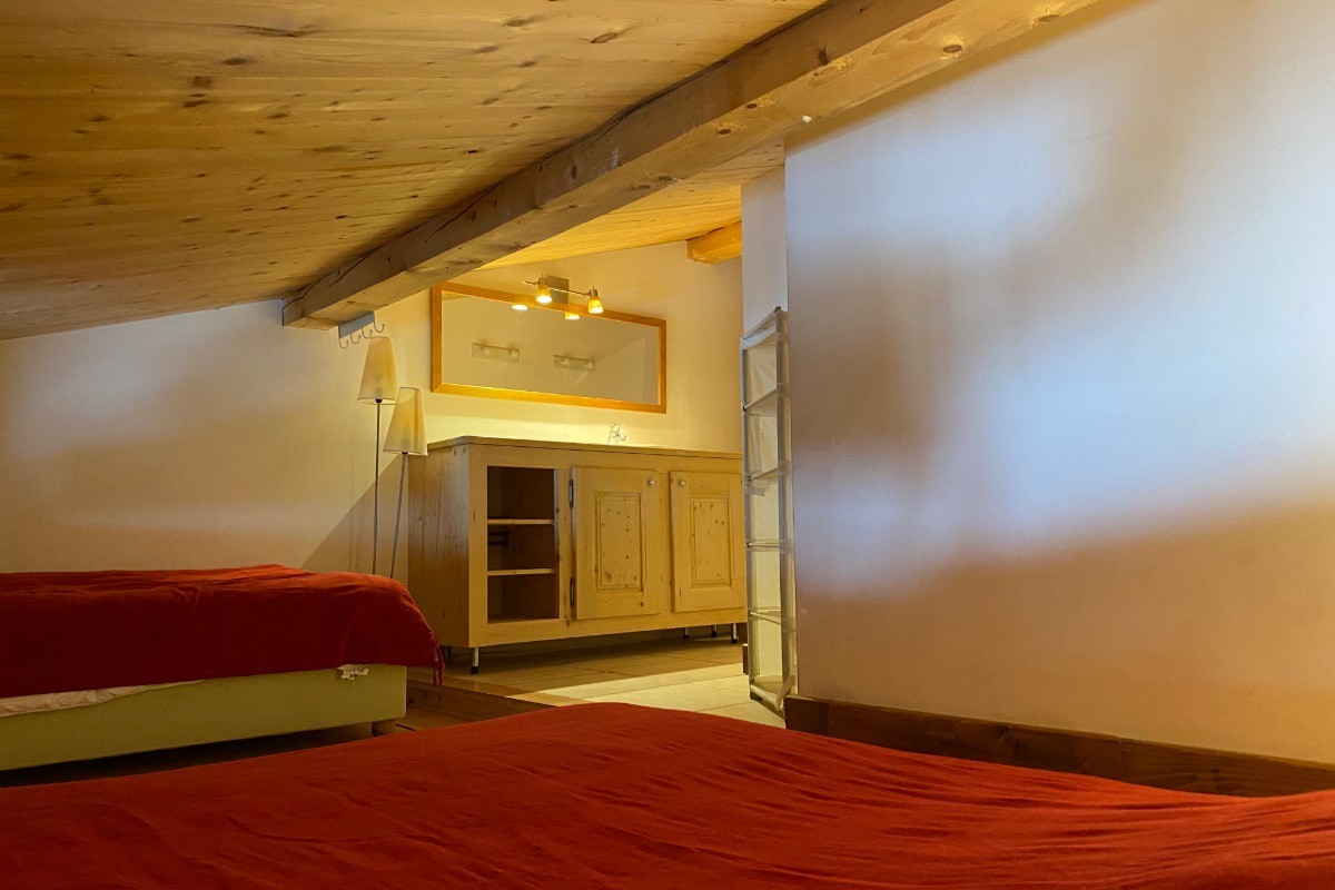 Chambre Varosse, Lit futon sous pente en 160, un lit en 90 et un lavabo.2ème étage
