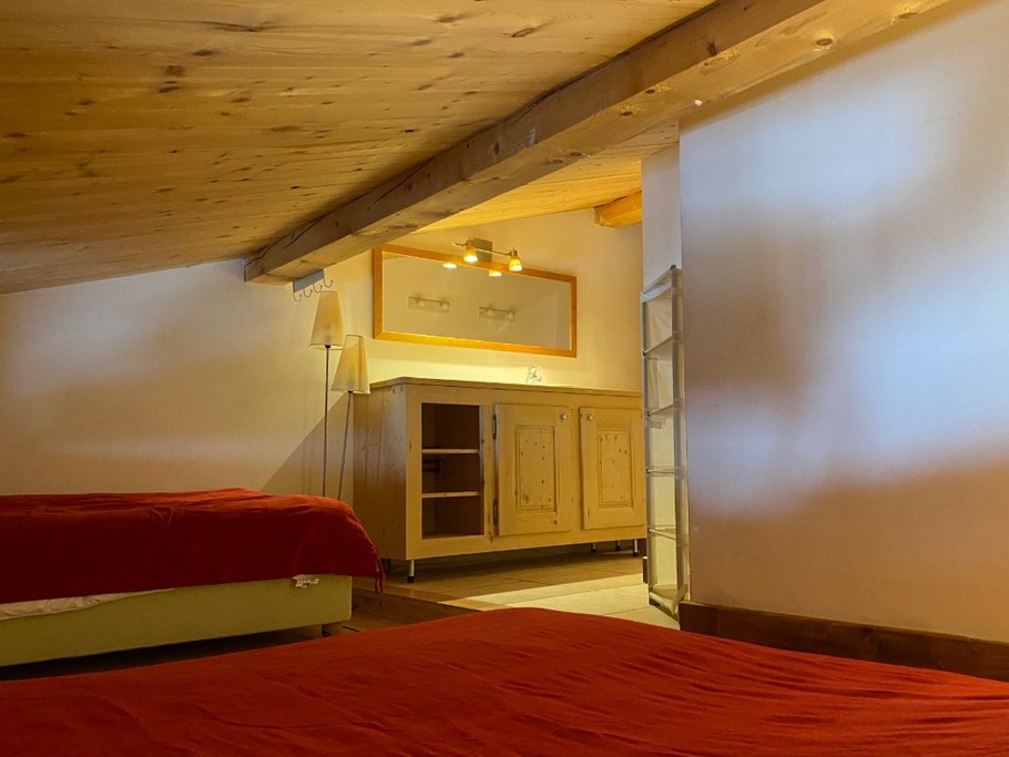 Chambre Varosse, Lit futon sous pente en 160, un lit en 90 et un lavabo.2ème étage