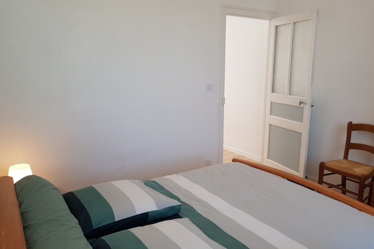 Chambre pour 2 personnes (lit 140 x 190 cm) avec armoire, communicante avec la chambre aux 2 lits indépendants. Lit parapluie installé sur demande.