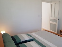 Room for 2 people (bed 140 x 190 cm) with wardrobe, communicating with the room with 2 independent beds. Umbrella bed available on request.