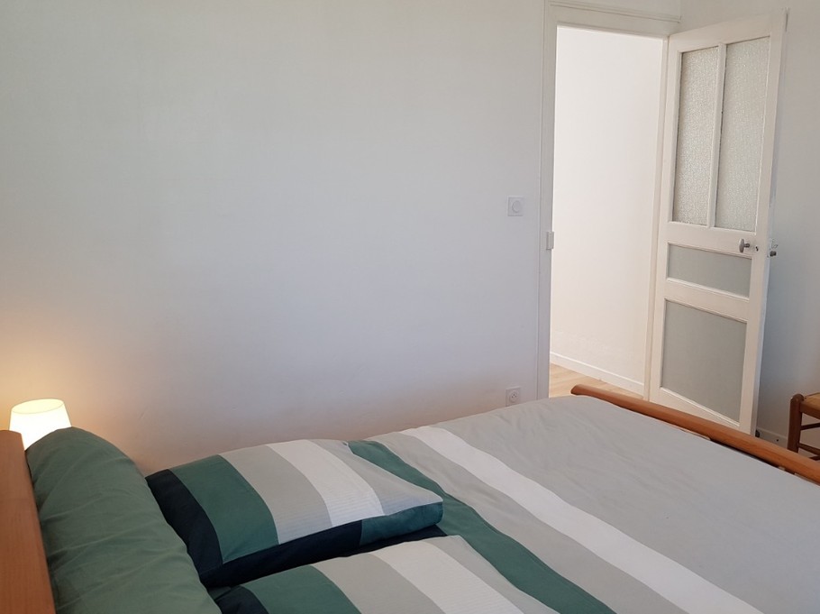 Room for 2 people (bed 140 x 190 cm) with wardrobe, communicating with the room with 2 independent beds. Umbrella bed available on request.