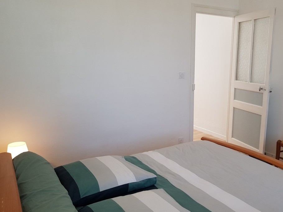 Chambre pour 2 personnes (lit 140 x 190 cm) avec armoire, communicante avec la chambre aux 2 lits indépendants. Lit parapluie installé sur demande.