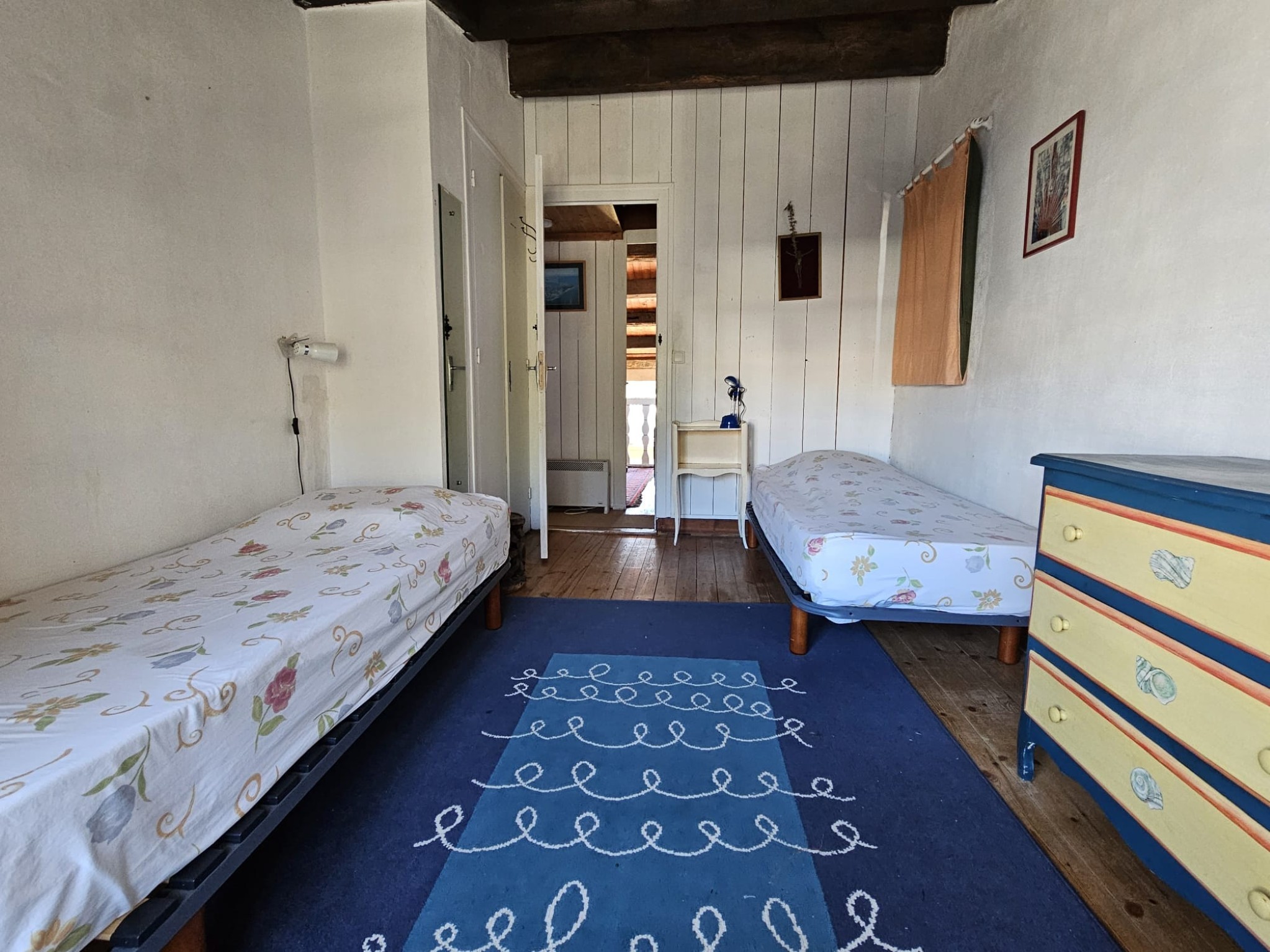 2e chambre avec 2 lits de 80 avec sa commode et son placard