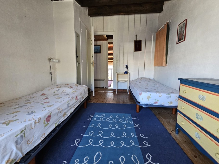 2nd bedroom with 2 x 80cm beds, chest of drawers and wardrobe