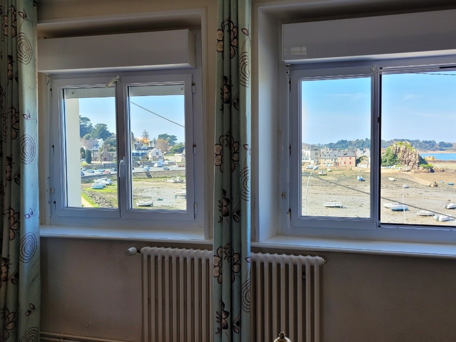 location Clévacances, Loguivy-de-la-mer, Le Barbu, vue mer de la deuxième chambre de l'étage (2ème droite) avec lit double