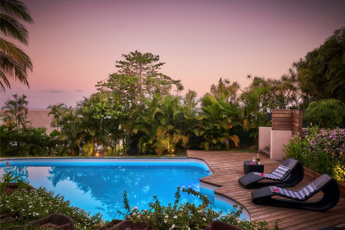 vue mer et piscine en soirée