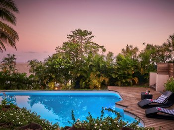 vue mer et piscine en soirée