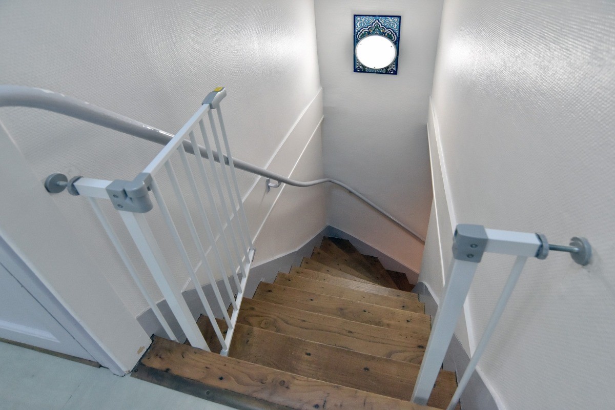 Escalier avec rampe légèrement raide