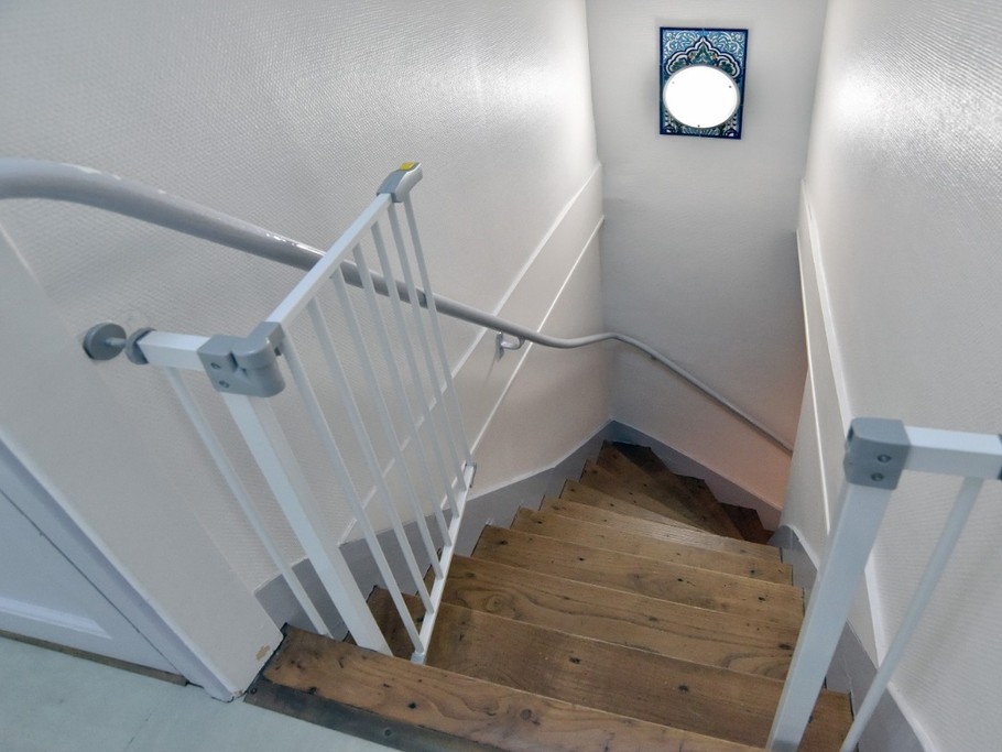 Escalier avec rampe légèrement raide