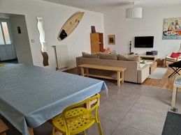 Salon-séjour et grande table à manger