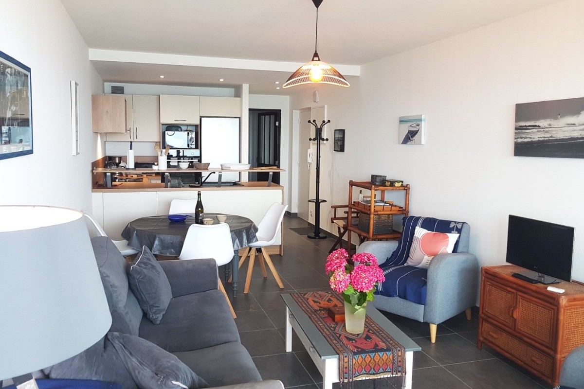 La pièce de vie avec coin cuisine aménagée et toute équipée, coin séjour, coin salon, et véranda.
Appartement entièrement refait à neuf en 2024.