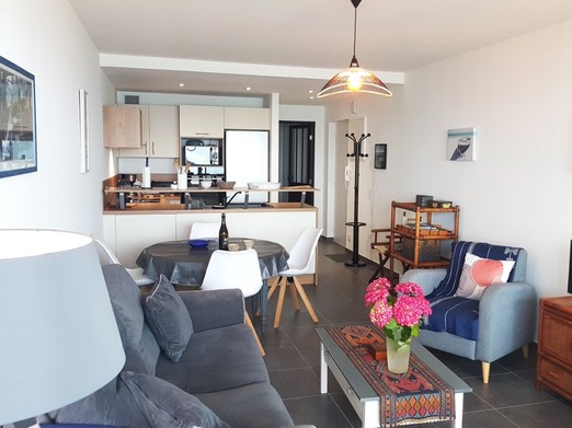 La pièce de vie avec coin cuisine aménagée et toute équipée, coin séjour, coin salon, et véranda.
Appartement entièrement refait à neuf en 2024.