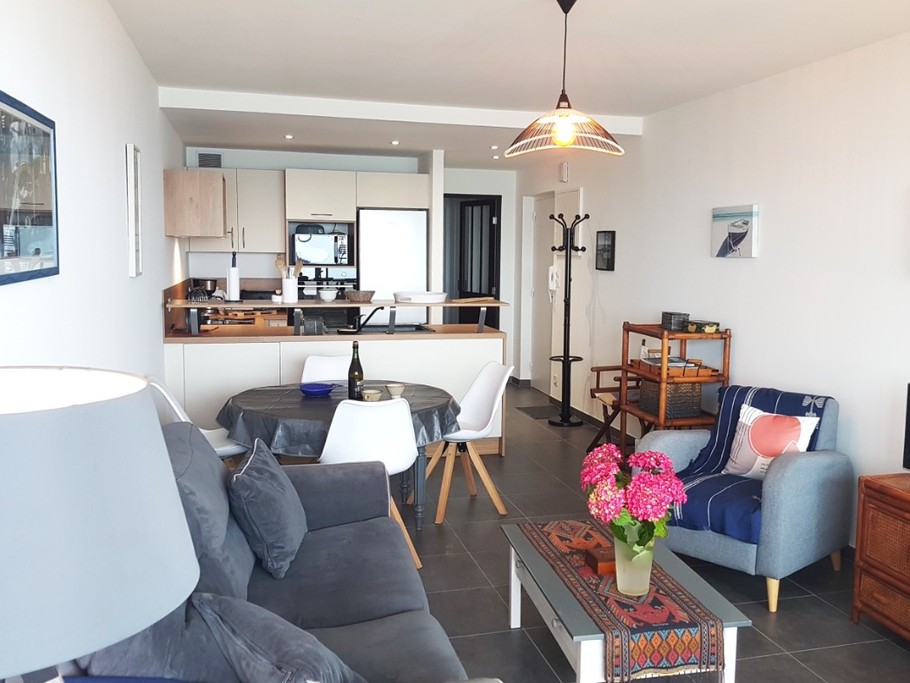 La pièce de vie avec coin cuisine aménagée et toute équipée, coin séjour, coin salon, et véranda.
Appartement entièrement refait à neuf en 2024.