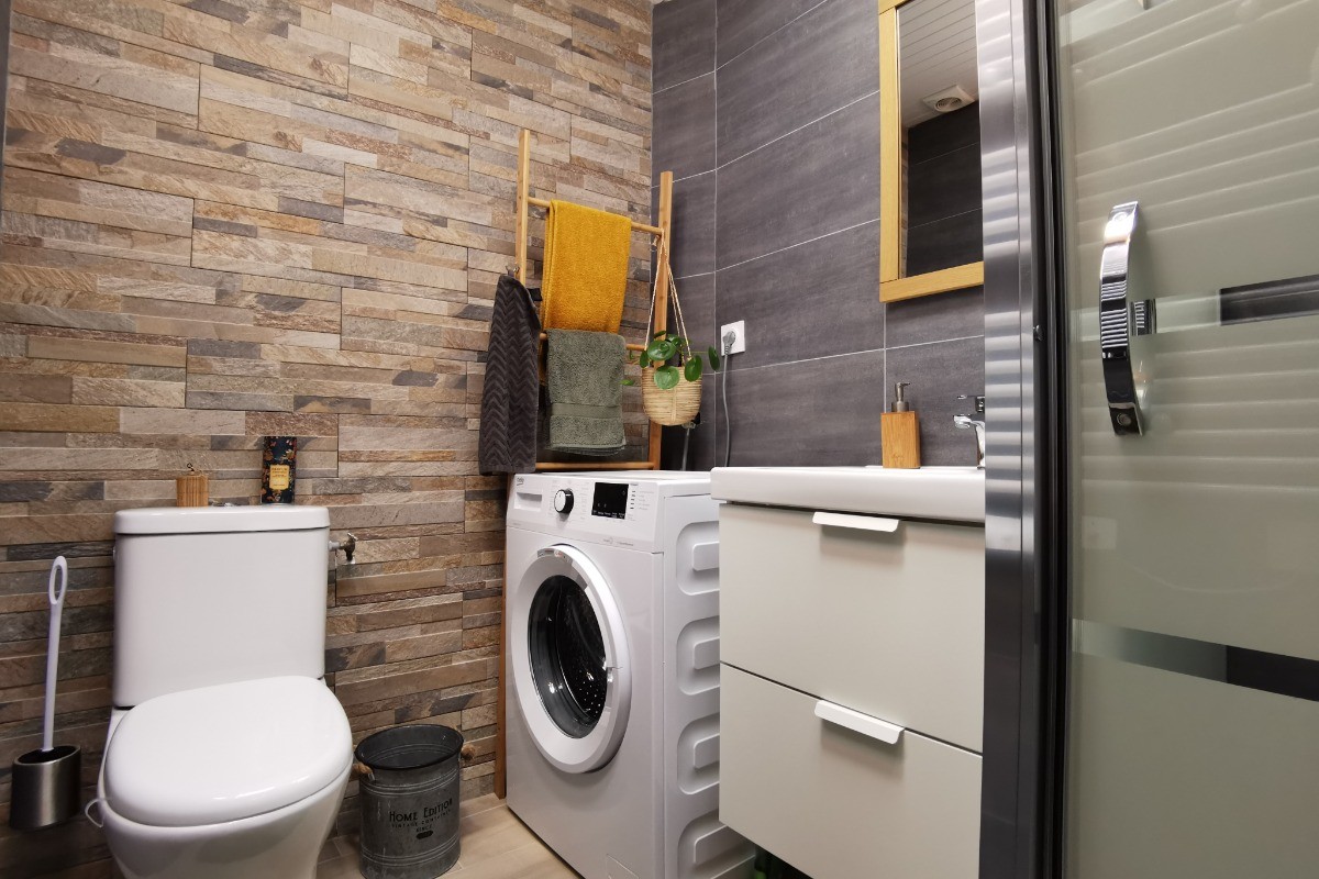 salle d'eau avec WC et lave-linge
