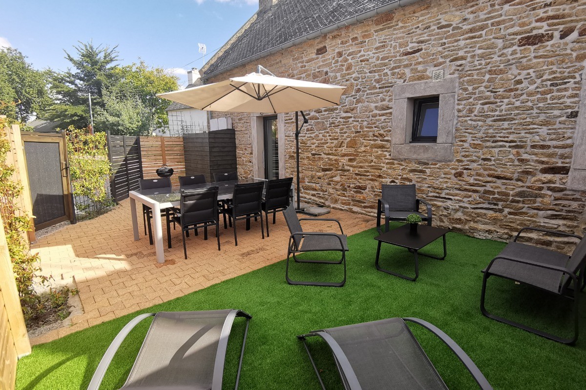 Terrasse close avec salon de jardin, barbecue