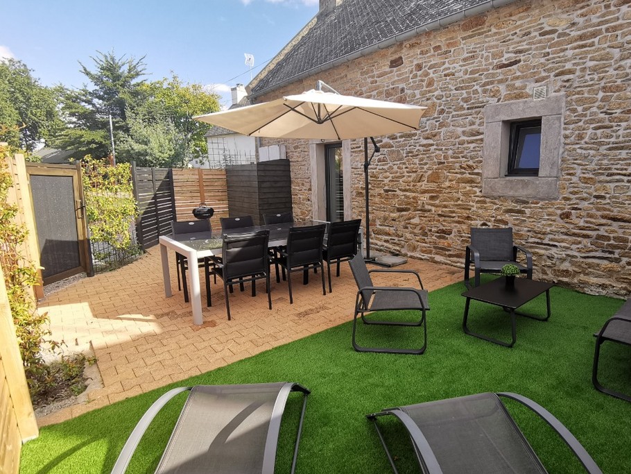 Terrasse close avec salon de jardin, barbecue