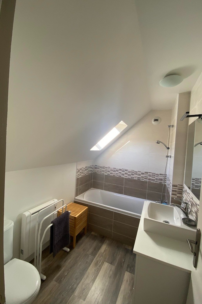 Salle de bain de l'étage avec WC