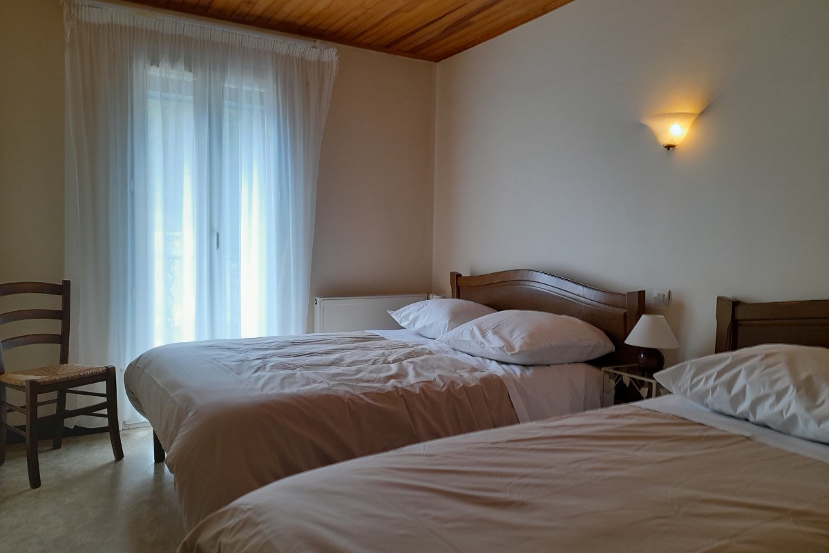 Chambres 2 et 3 : lit en 140 cm et lit en 90 cm, équipés de couettes, faits à l'arrivée