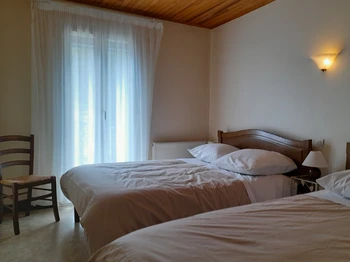 Chambres 2 et 3 : lit en 140 cm et lit en 90 cm, équipés de couettes, faits à l'arrivée