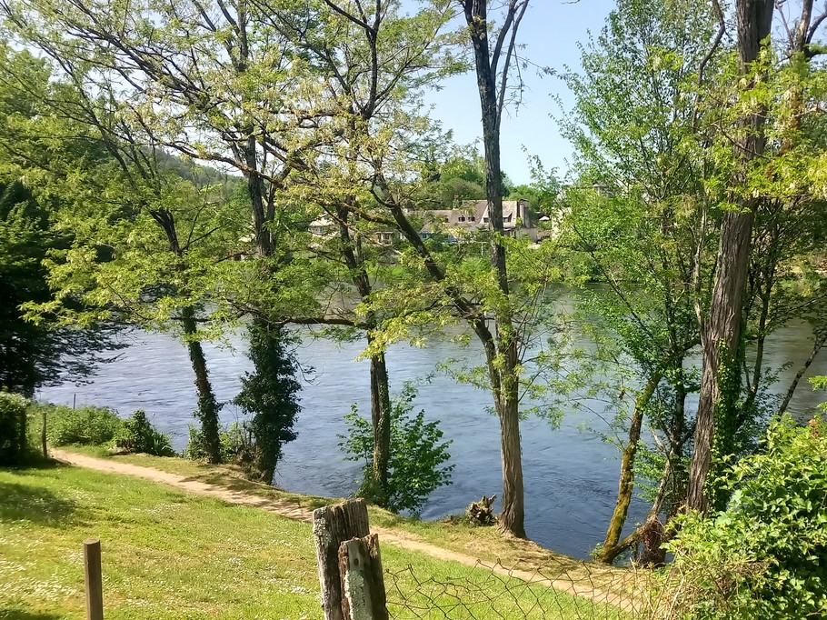Vue de la Dordogne au fond du terrain