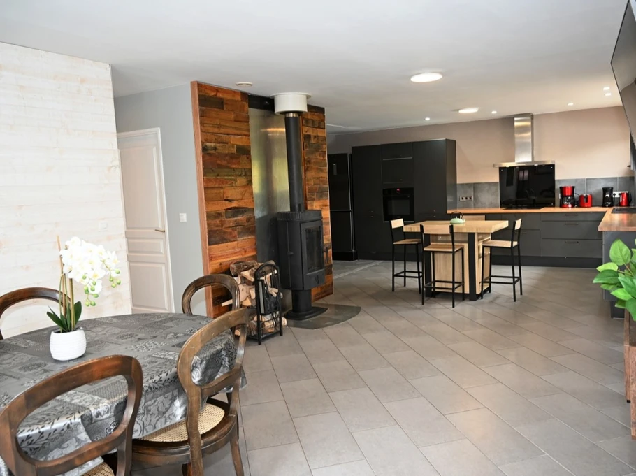 Coin séjour et cuisine - Maison moderne et confortable ©JLouis Mallaisé