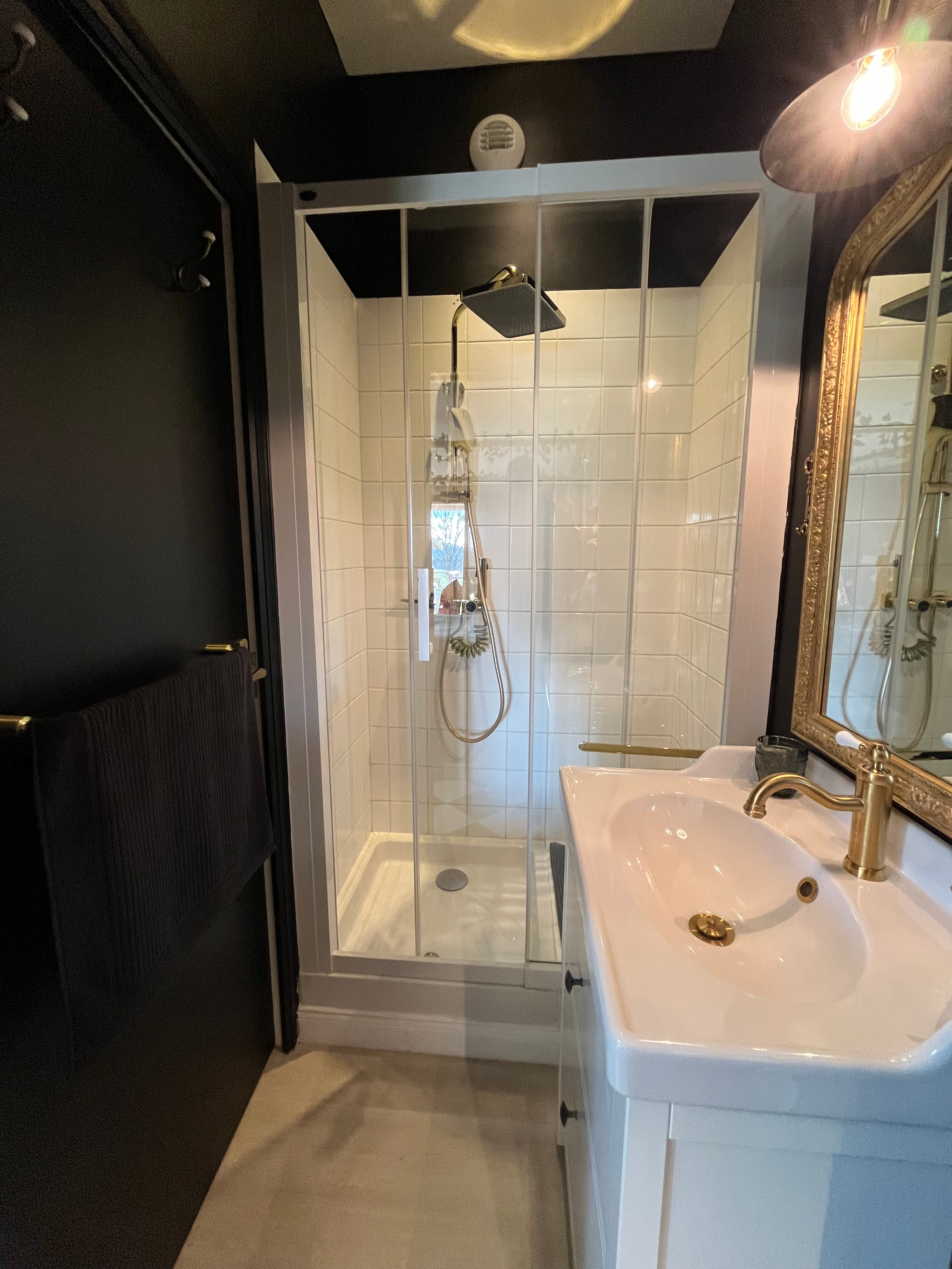 Le terrier aux merveilles Menil Hubert Location de vacances insolite salle d'eau