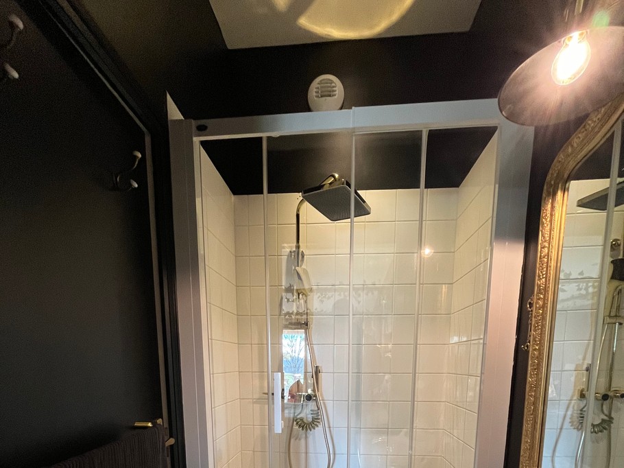 Le terrier aux merveilles Menil Hubert Location de vacances insolite salle d'eau