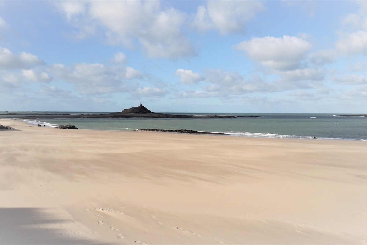 Plage des Hôpitaux et îlot st Michel à Erquy
